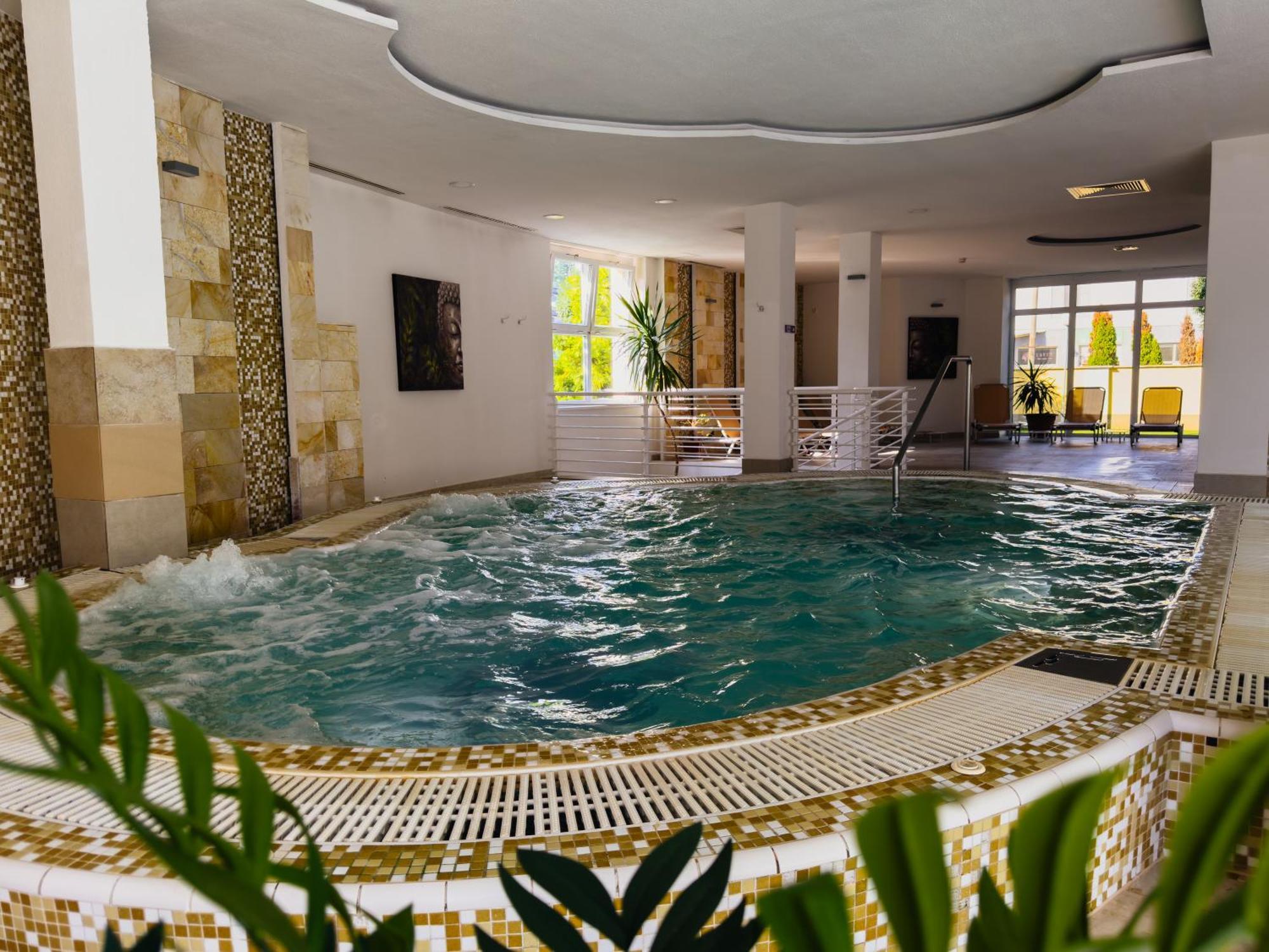 Hotel Aurora Мисколк Екстериор снимка