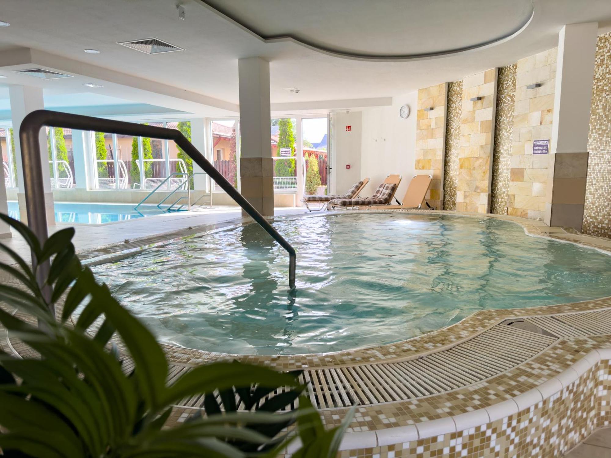 Hotel Aurora Мисколк Екстериор снимка