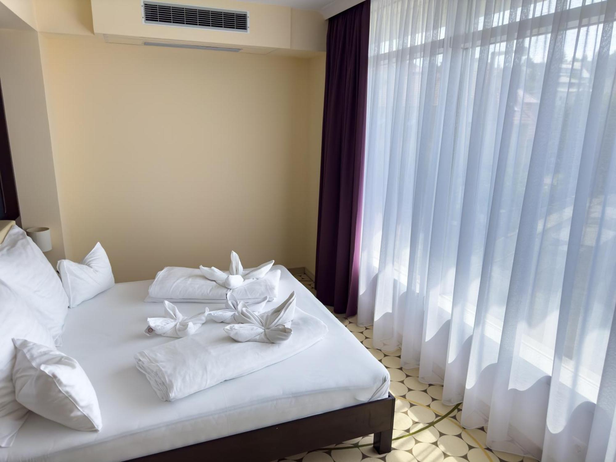 Hotel Aurora Мисколк Екстериор снимка