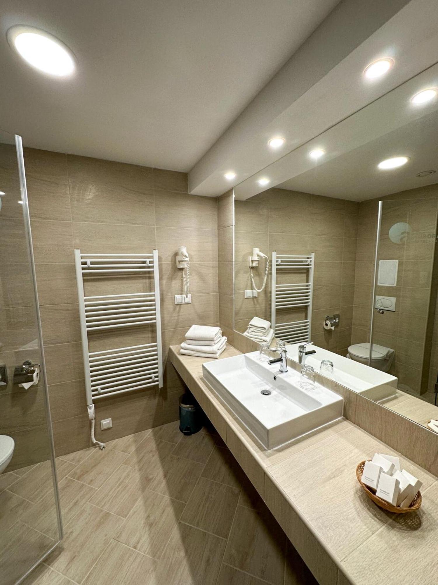 Hotel Aurora Мисколк Екстериор снимка