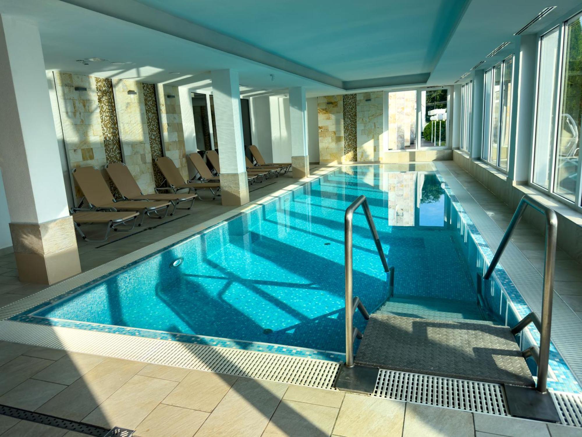 Hotel Aurora Мисколк Екстериор снимка