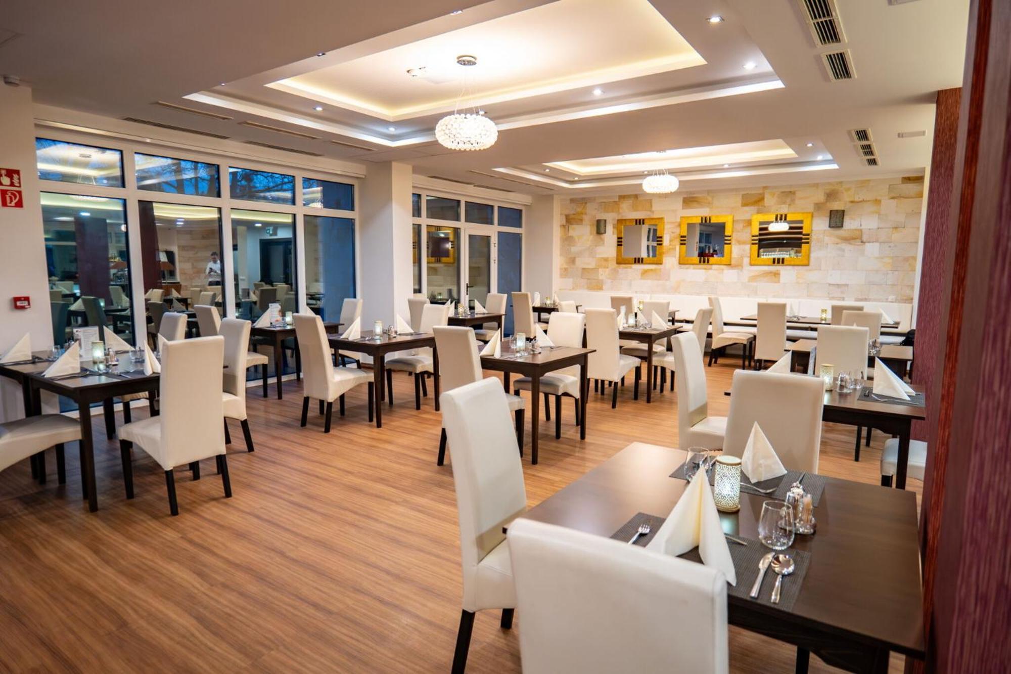 Hotel Aurora Мисколк Екстериор снимка