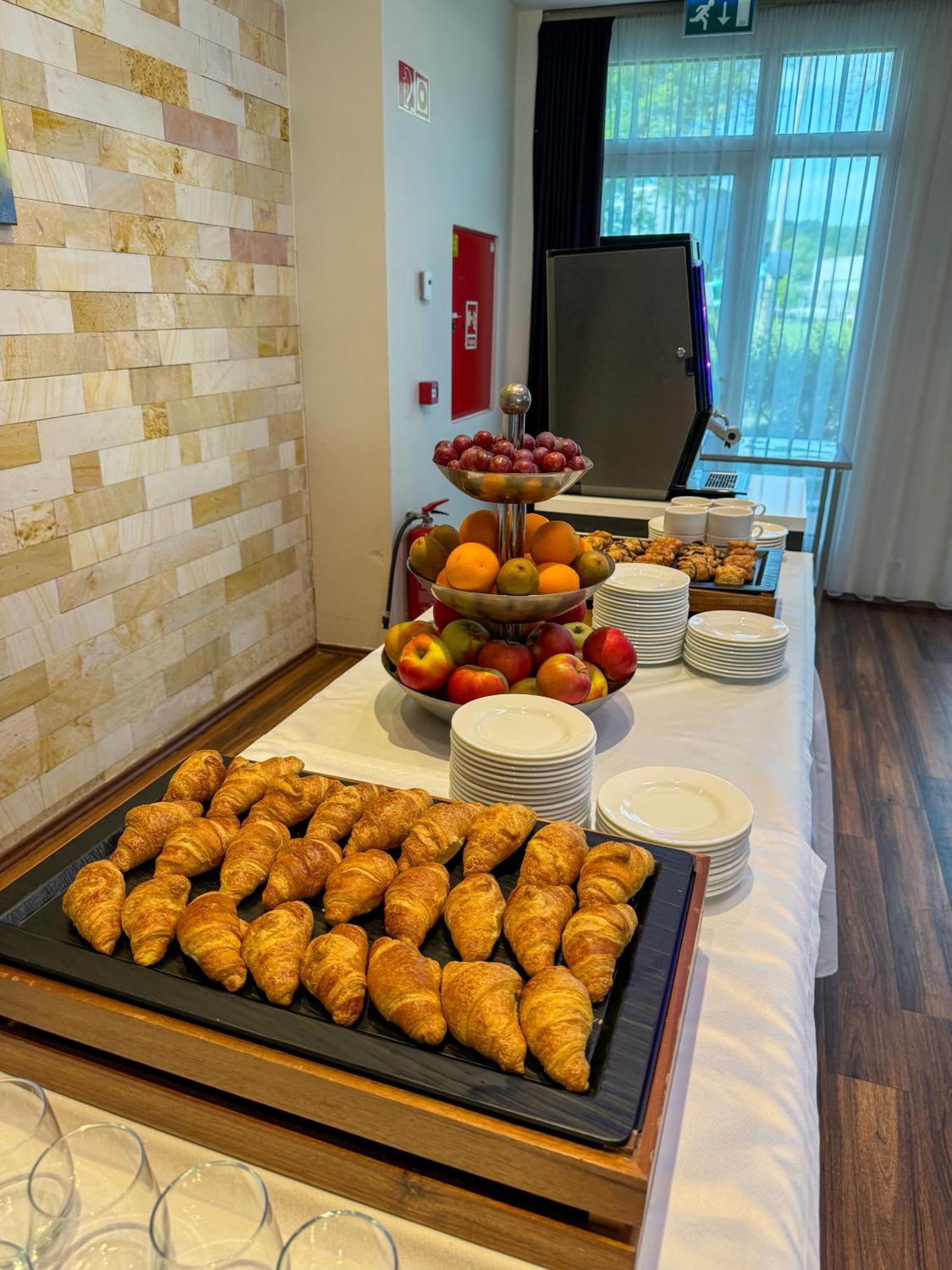 Hotel Aurora Мисколк Екстериор снимка