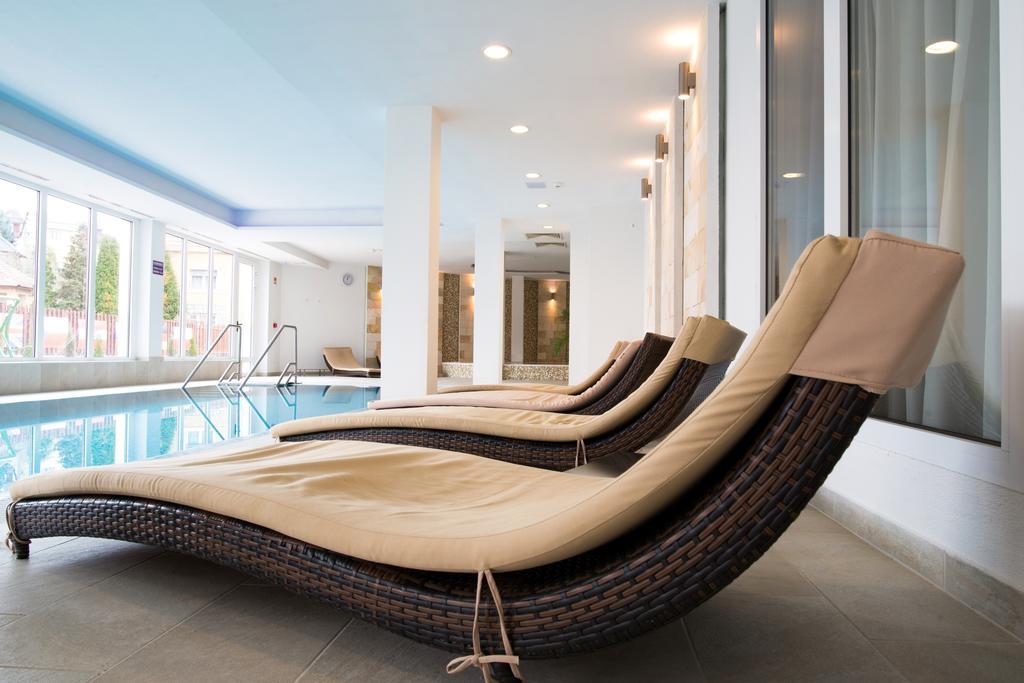Hotel Aurora Мисколк Екстериор снимка