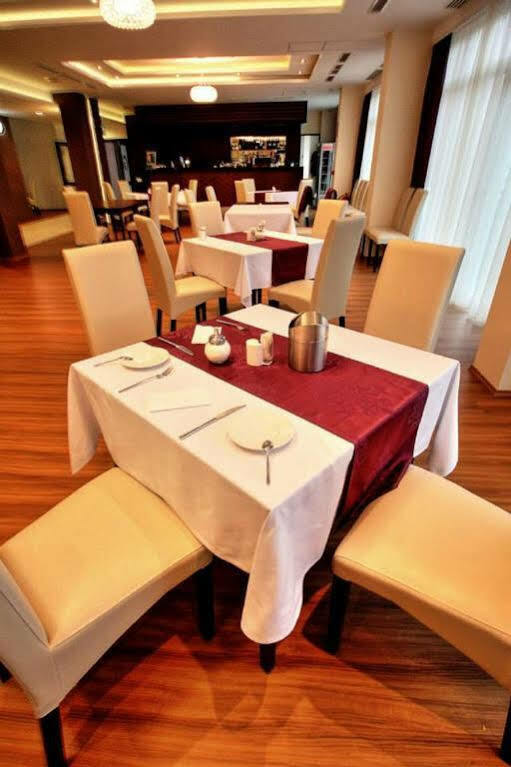 Hotel Aurora Мисколк Екстериор снимка